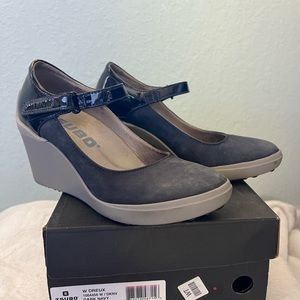 Tsubo Blue Wedges heels. Patent and suede. Light and comfortable rubber sole.